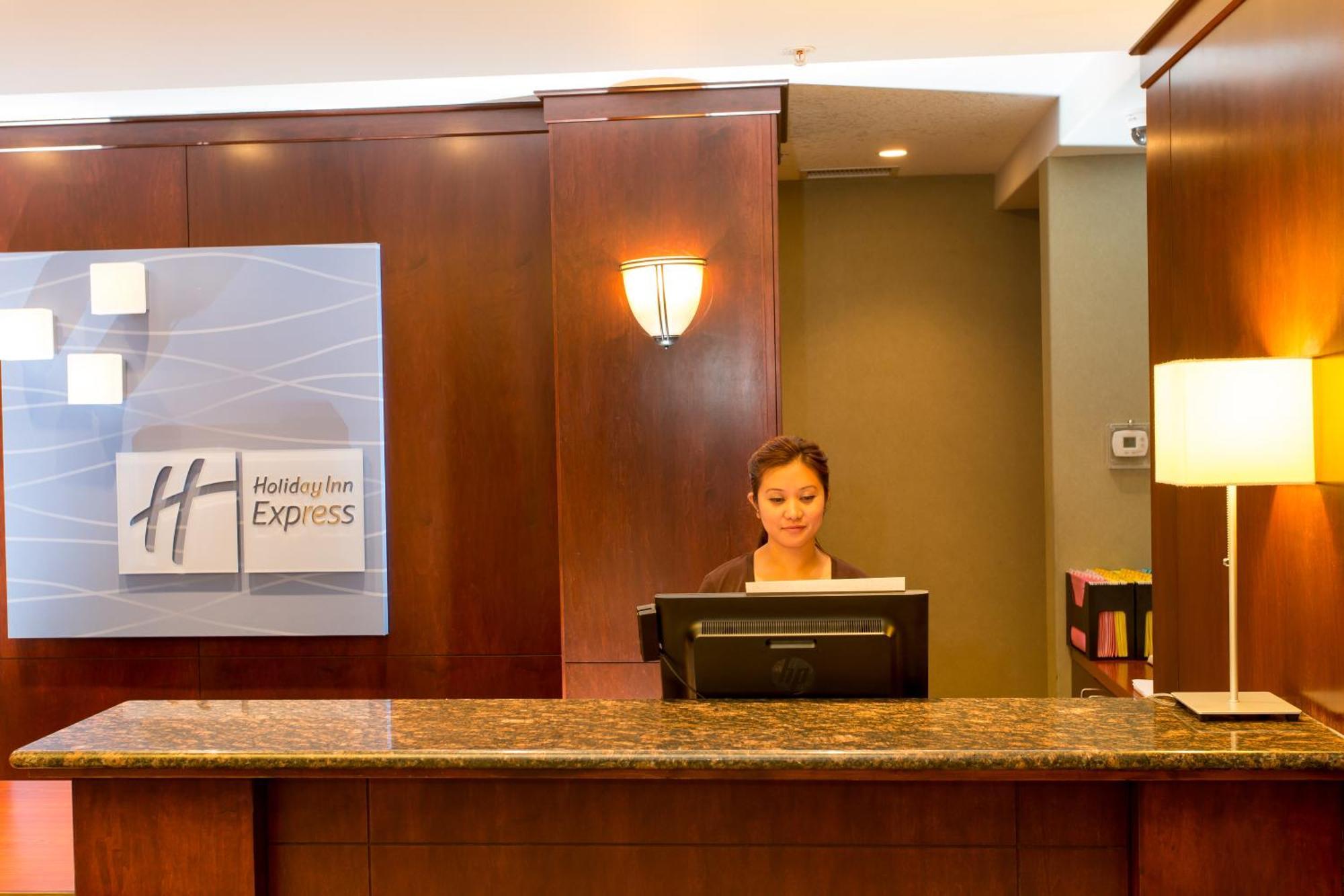 Holiday Inn Express & Suites Drayton Valley By Ihg Exterior photo
