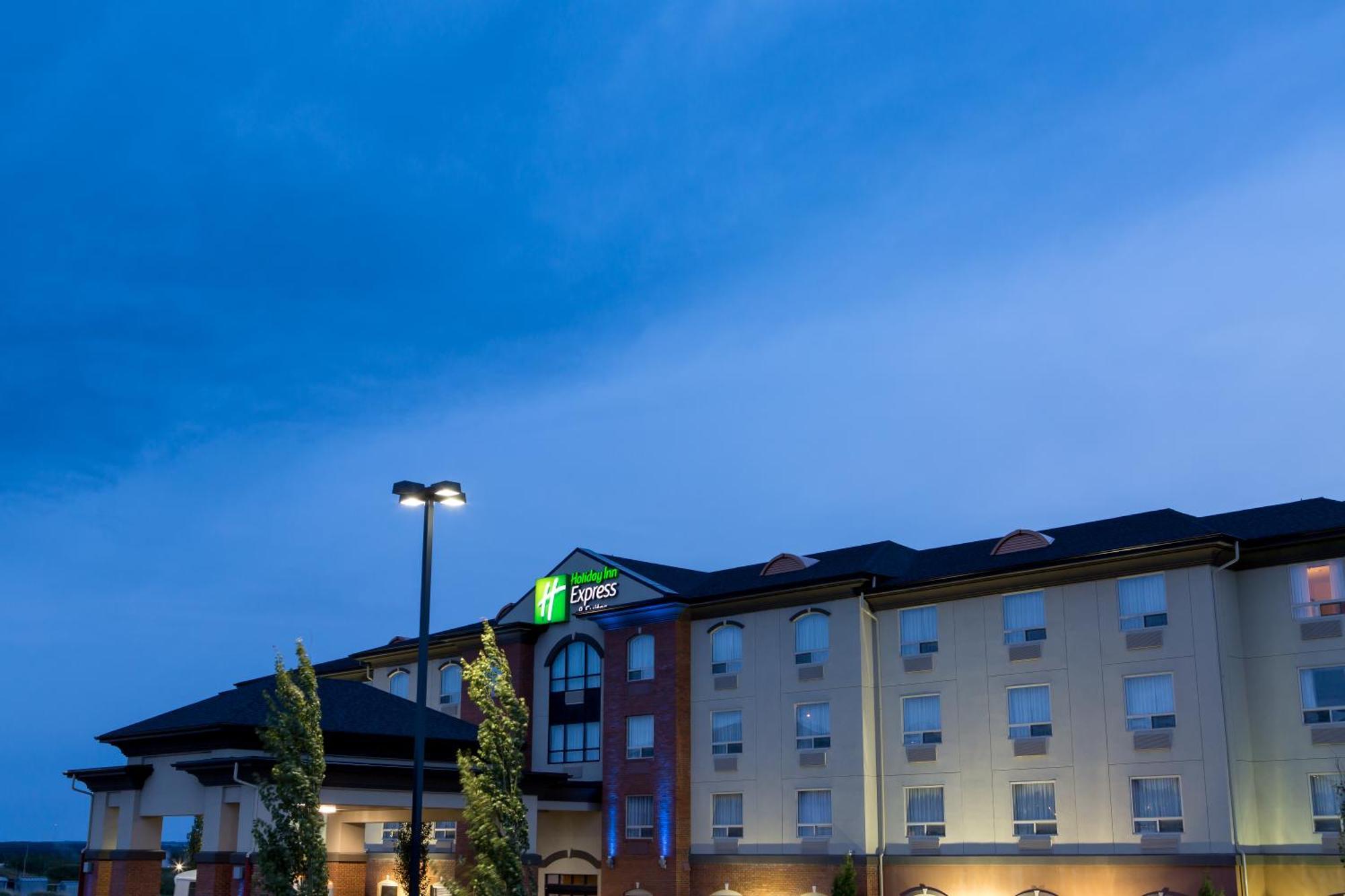 Holiday Inn Express & Suites Drayton Valley By Ihg Exterior photo