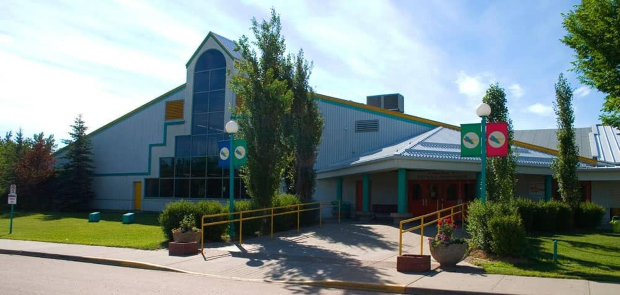 Holiday Inn Express & Suites Drayton Valley By Ihg Exterior photo