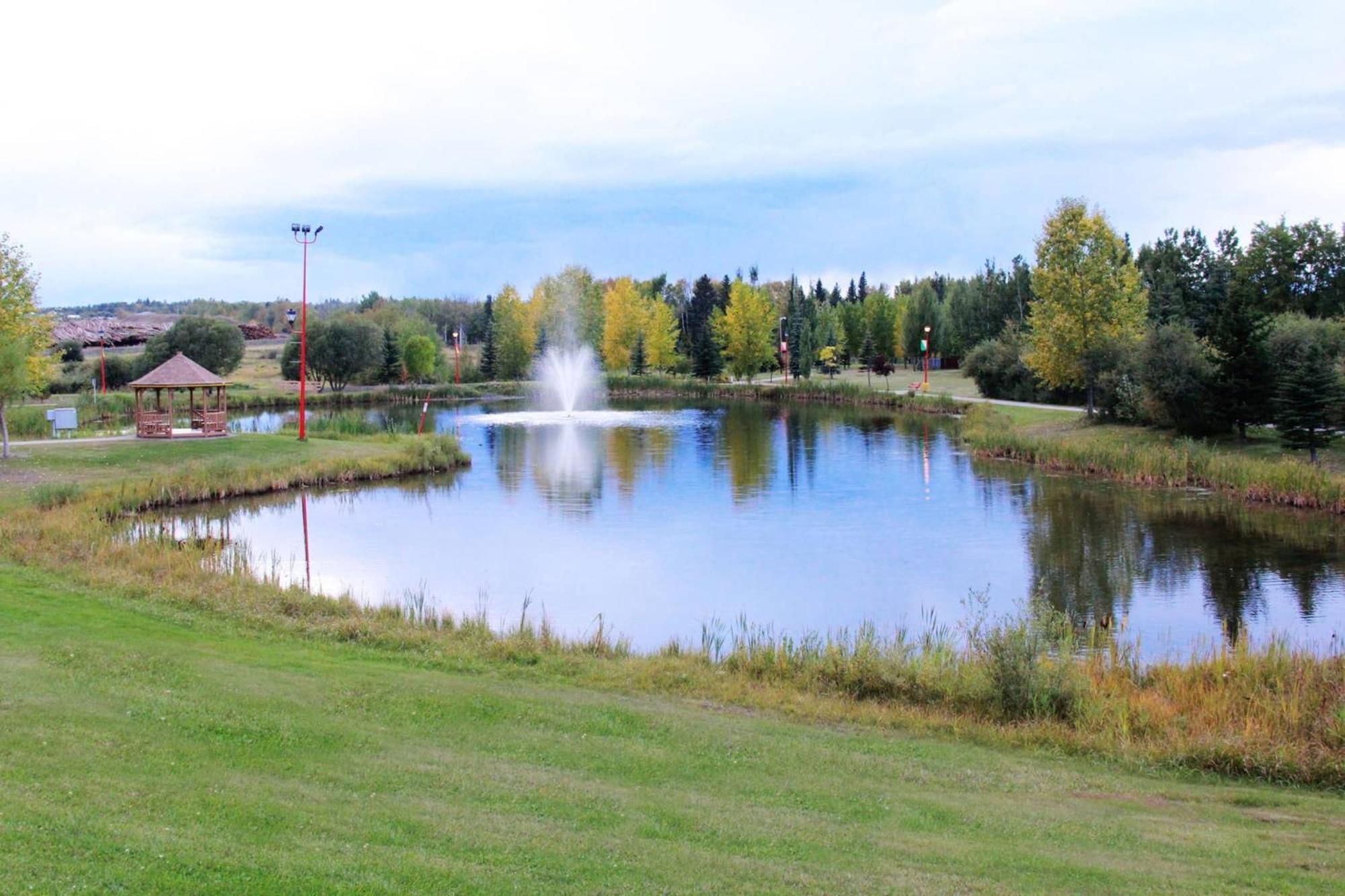 Holiday Inn Express & Suites Drayton Valley By Ihg Exterior photo